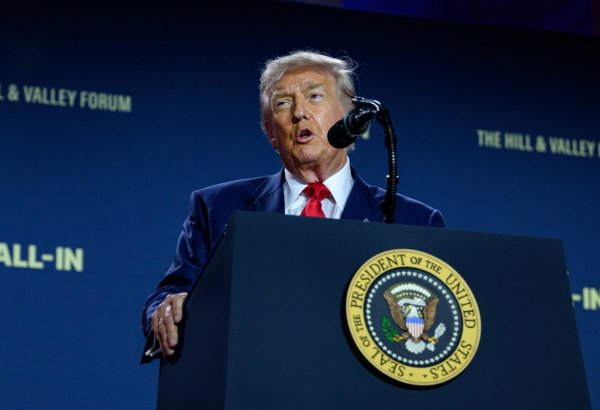 Дональд Трамп анонсировал 10-процентную пошлину на весь импорт в США