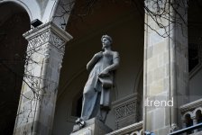 Взглянуть вверх! Кто смотрит на Баку с фасада Национальной библиотеки - каменная галерея великих имён (ФОТО)