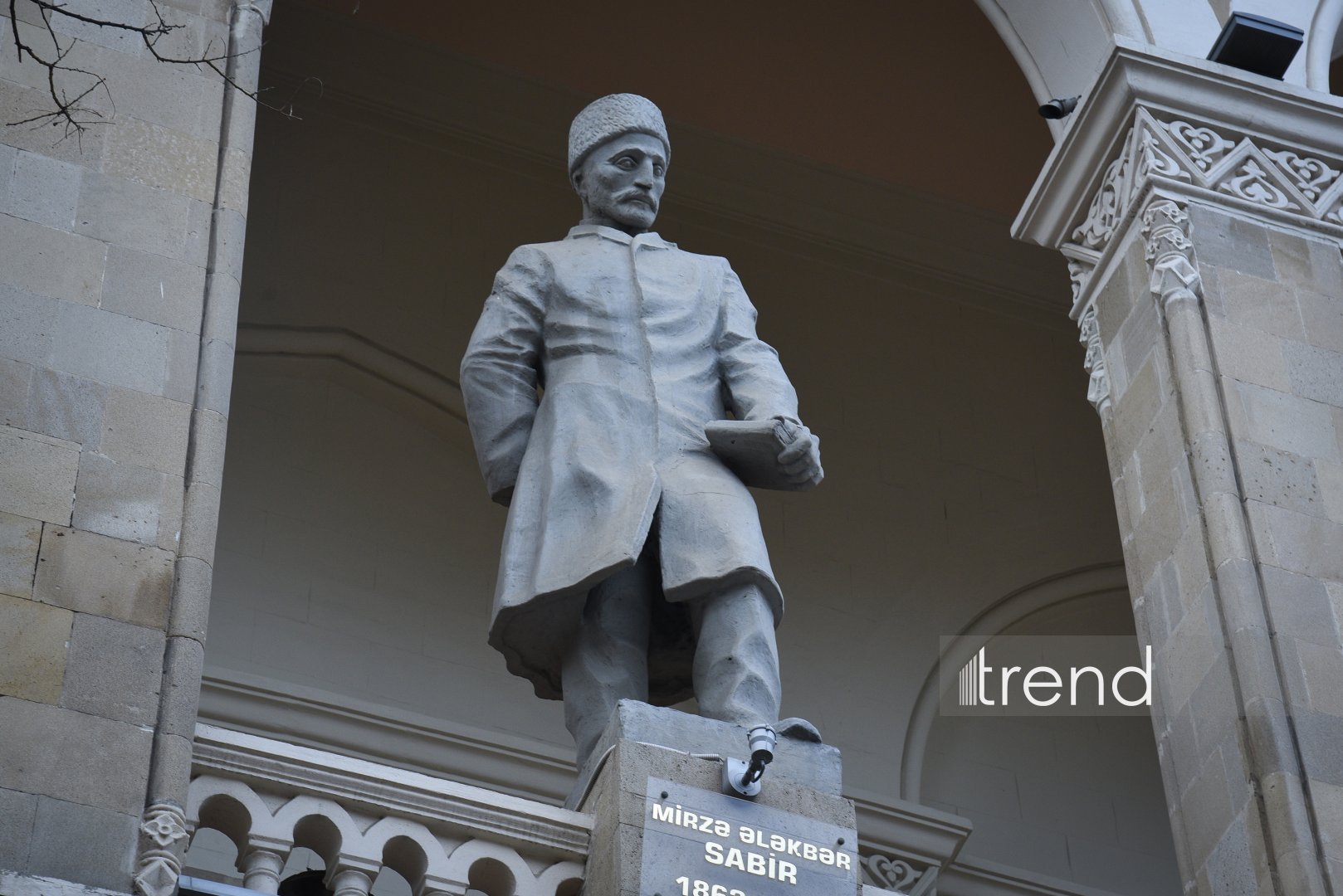 Взглянуть вверх! Кто смотрит на Баку с фасада Национальной библиотеки - каменная галерея великих имён (ФОТО)