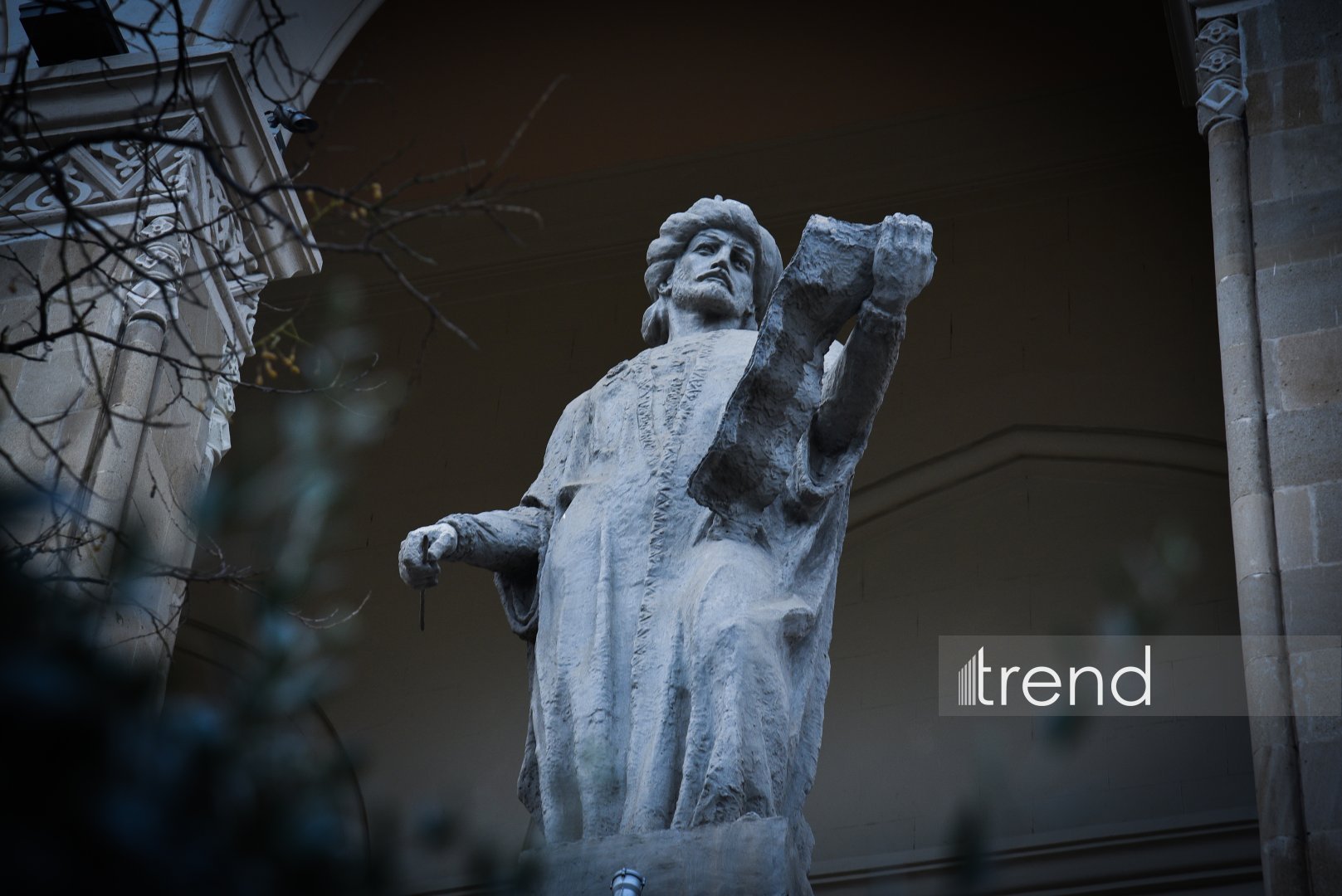 Взглянуть вверх! Кто смотрит на Баку с фасада Национальной библиотеки - каменная галерея великих имён (ФОТО)