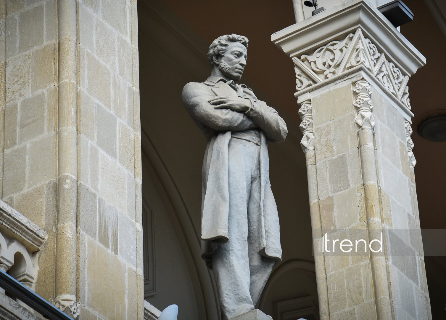 Взглянуть вверх! Кто смотрит на Баку с фасада Национальной библиотеки - каменная галерея великих имён (ФОТО)