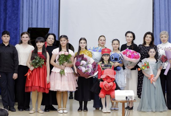 У рояля в Баку - волшебные фантазии со сказками Ханса Кристиана Андерсена (ФОТО)