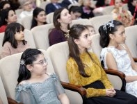 У рояля в Баку - волшебные фантазии со сказками Ханса Кристиана Андерсена (ФОТО)