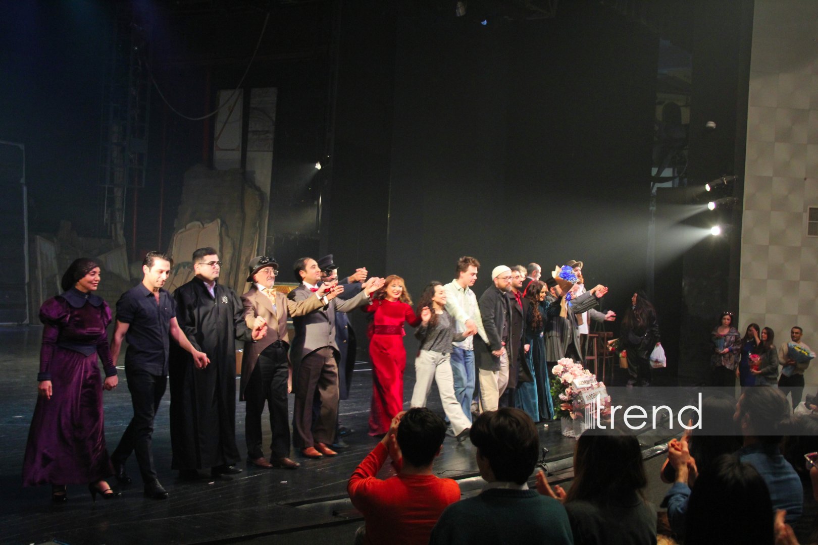 Деньги меняют не только облик города, но и самих людей... – "Нефтяной бум улыбается всем" в Баку встречен овациями (ФОТО)