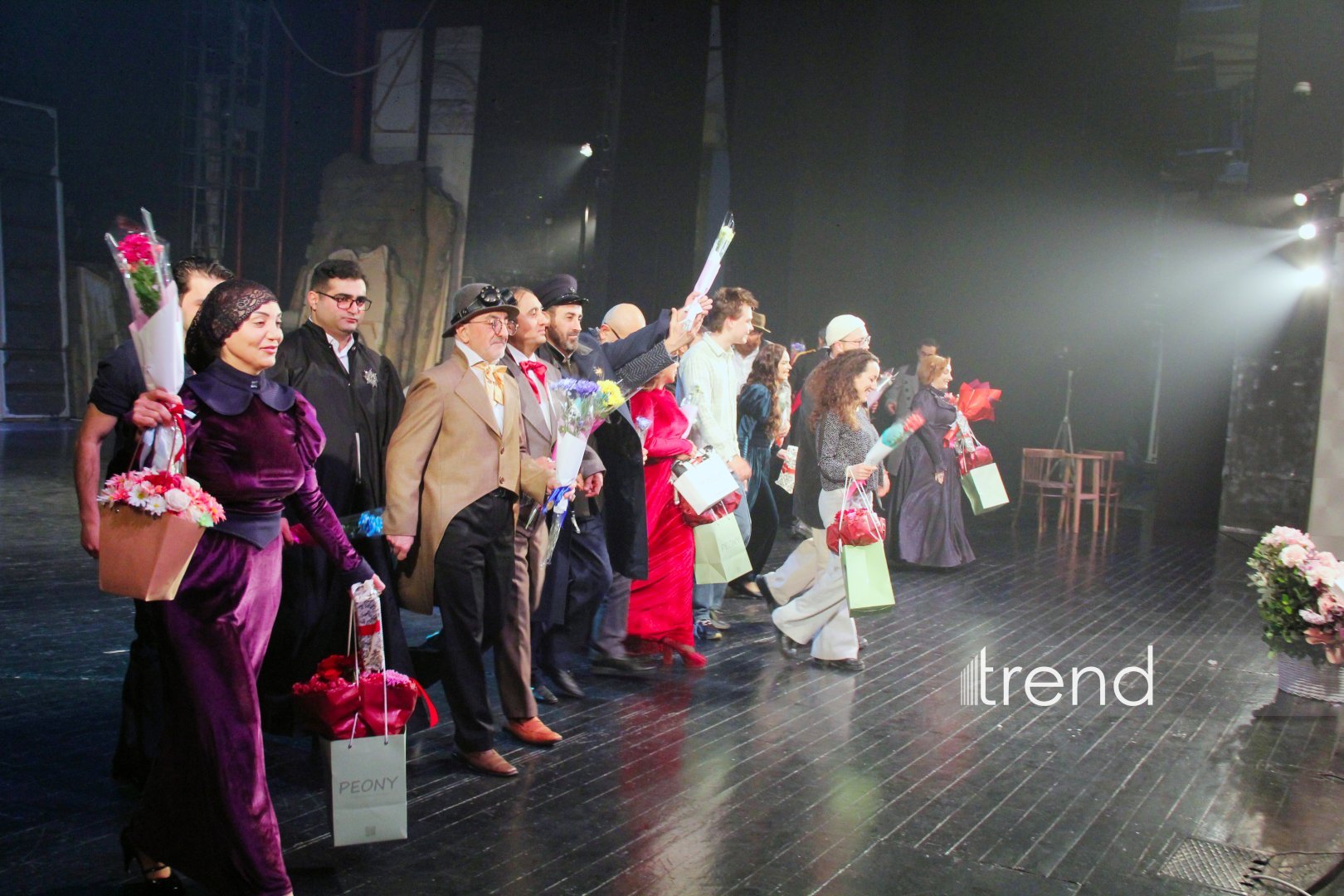 Деньги меняют не только облик города, но и самих людей... – "Нефтяной бум улыбается всем" в Баку встречен овациями (ФОТО)