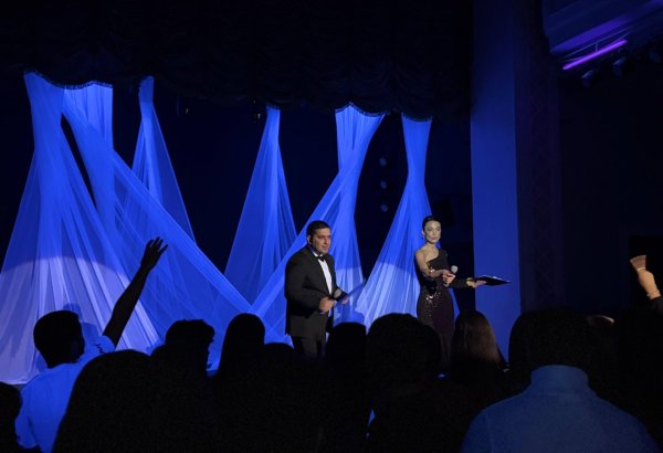 Ритм азербайджанской молодежи в неоновом цвете (ФОТО)