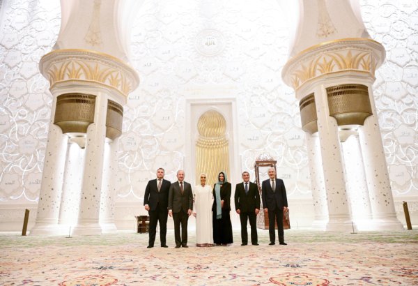 Вице-президент Фонда Гейдара Алиева Лейла Алиева посетила в Абу-Даби мечеть Шейха Заида (ФОТО)