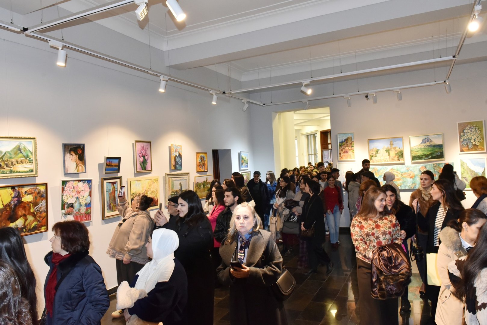 В Баку показали как вести разговор с окружающей реальностью (ФОТО)