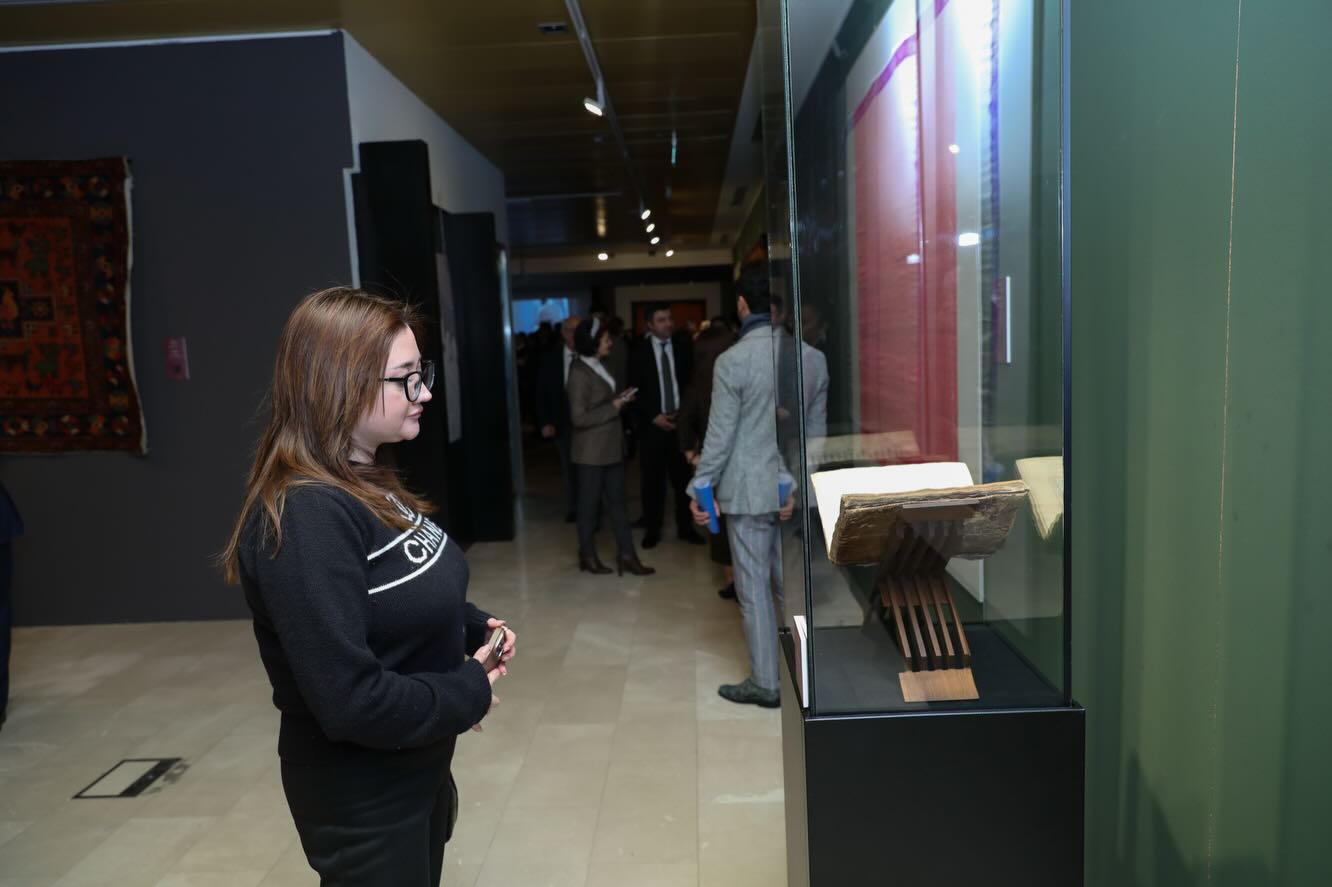 Уникальная экспозиция в Баку - экземпляры Корана, редких рукописных книг, ковров, металла… (ФОТО)