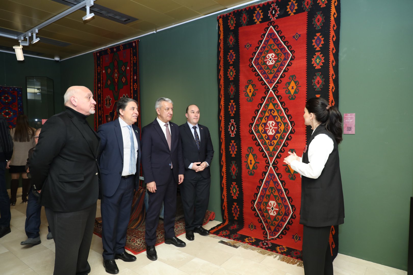 Уникальная экспозиция в Баку - экземпляры Корана, редких рукописных книг, ковров, металла… (ФОТО)