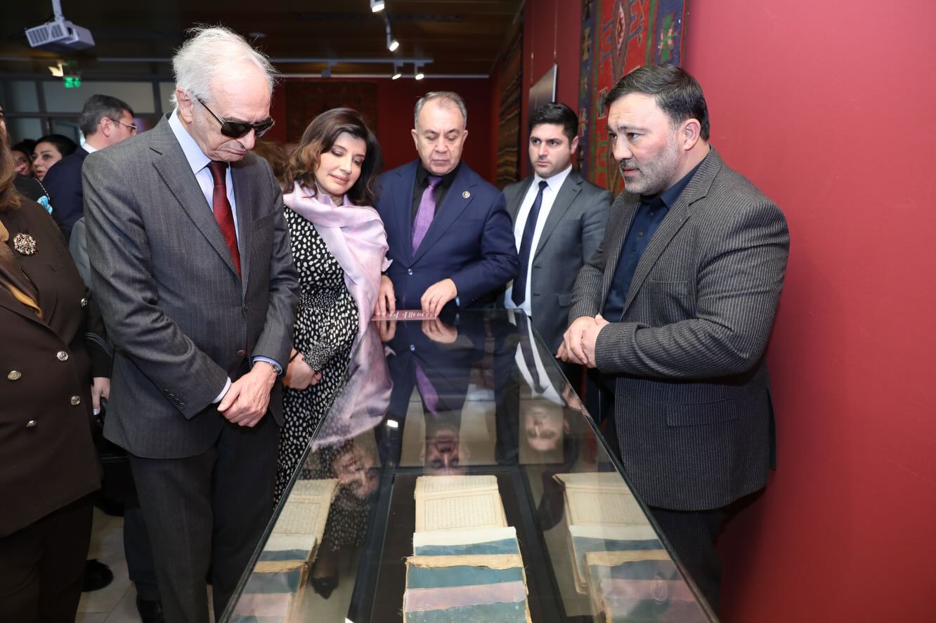 Уникальная экспозиция в Баку - экземпляры Корана, редких рукописных книг, ковров, металла… (ФОТО)