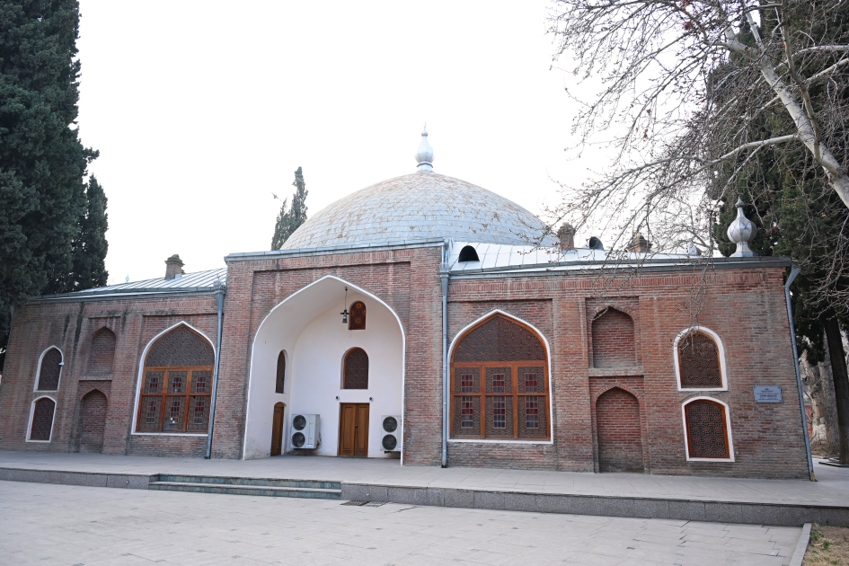 Вице-президент Фонда Гейдара Алиева Лейла Алиева и Алена Алиева посетили мечеть Шаха Аббаса в Гяндже (ФОТО)