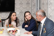 Вице-президент Фонда Гейдара Алиева Лейла Алиева и Алена Алиева посетили Гянджинский мемориальный комплекс и семью Национального героя Натигa Гасымова (ФОТО)
