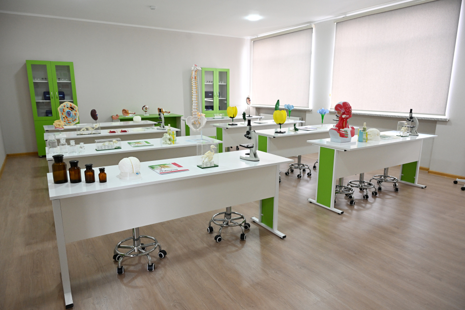 Вице-президент Фонда Гейдара Алиева Лейла Алиева и Алена Алиева побывали в центре STEAM и полной средней школе номер 37 в Гяндже (ФОТО)