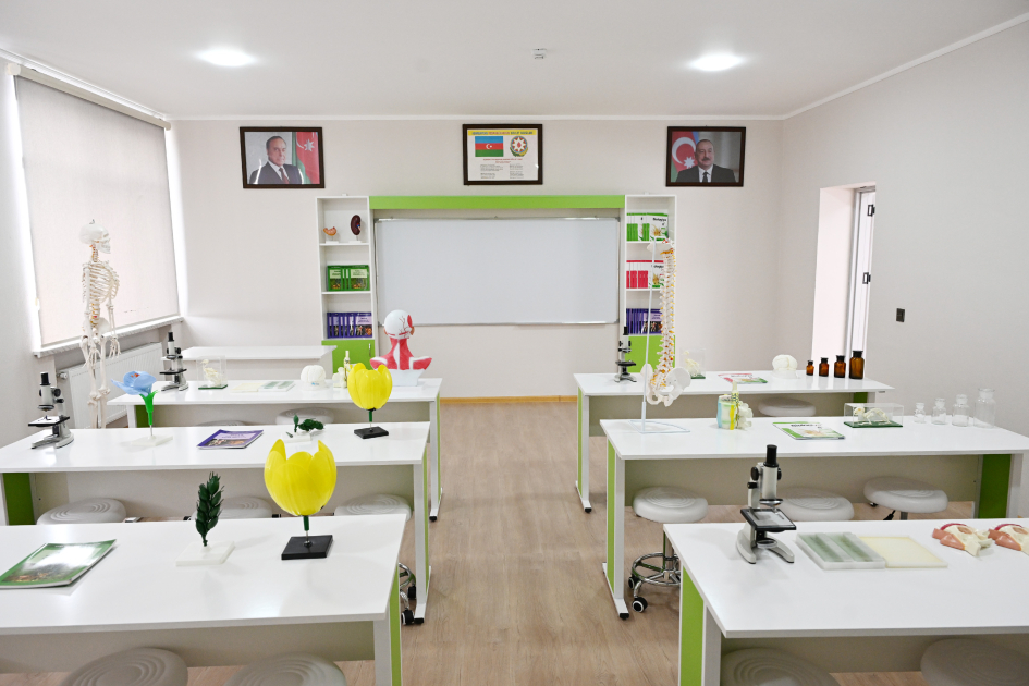 Вице-президент Фонда Гейдара Алиева Лейла Алиева и Алена Алиева побывали в центре STEAM и полной средней школе номер 37 в Гяндже (ФОТО)