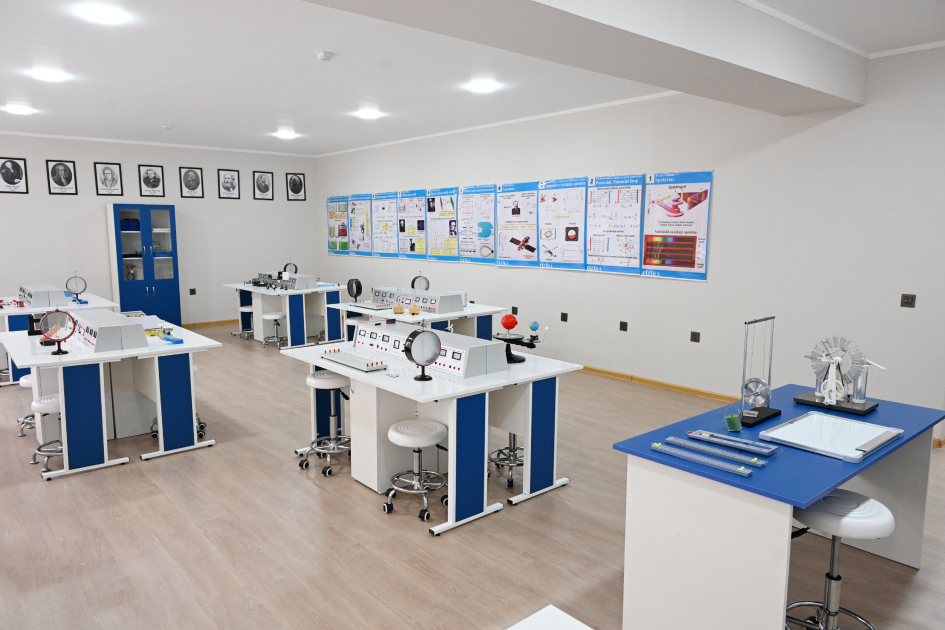 Вице-президент Фонда Гейдара Алиева Лейла Алиева и Алена Алиева побывали в центре STEAM и полной средней школе номер 37 в Гяндже (ФОТО)