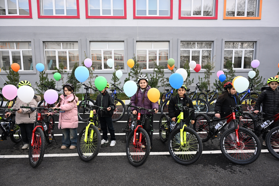 Вице-президент Фонда Гейдара Алиева Лейла Алиева и Алена Алиева побывали в центре STEAM и полной средней школе номер 37 в Гяндже (ФОТО)