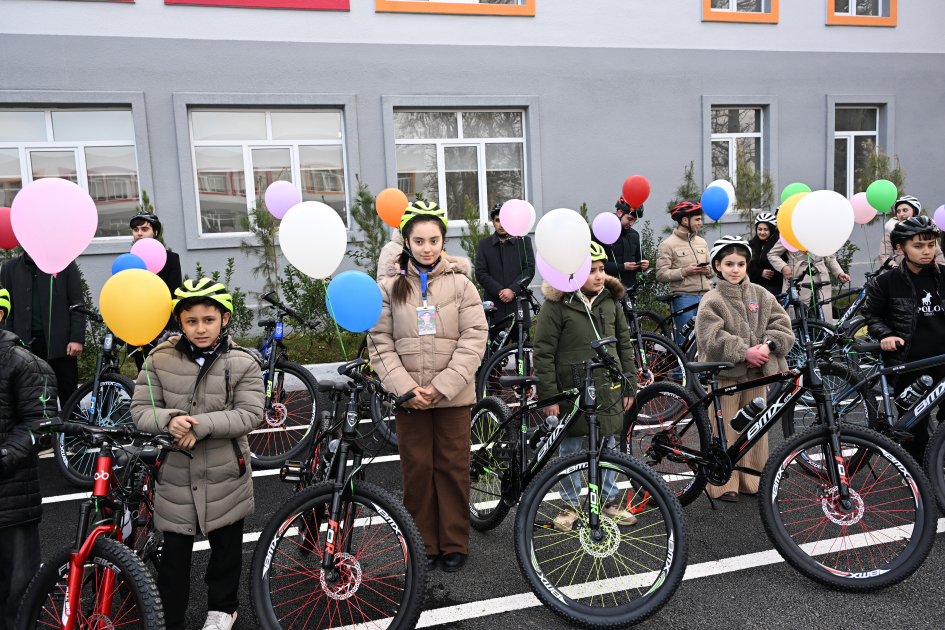 Вице-президент Фонда Гейдара Алиева Лейла Алиева и Алена Алиева побывали в центре STEAM и полной средней школе номер 37 в Гяндже (ФОТО)