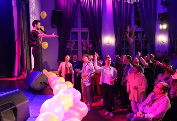 Эльдар Гасымов, свободно владея немецким языком, покорил Мюнхен (ВИДЕО, ФОТО)