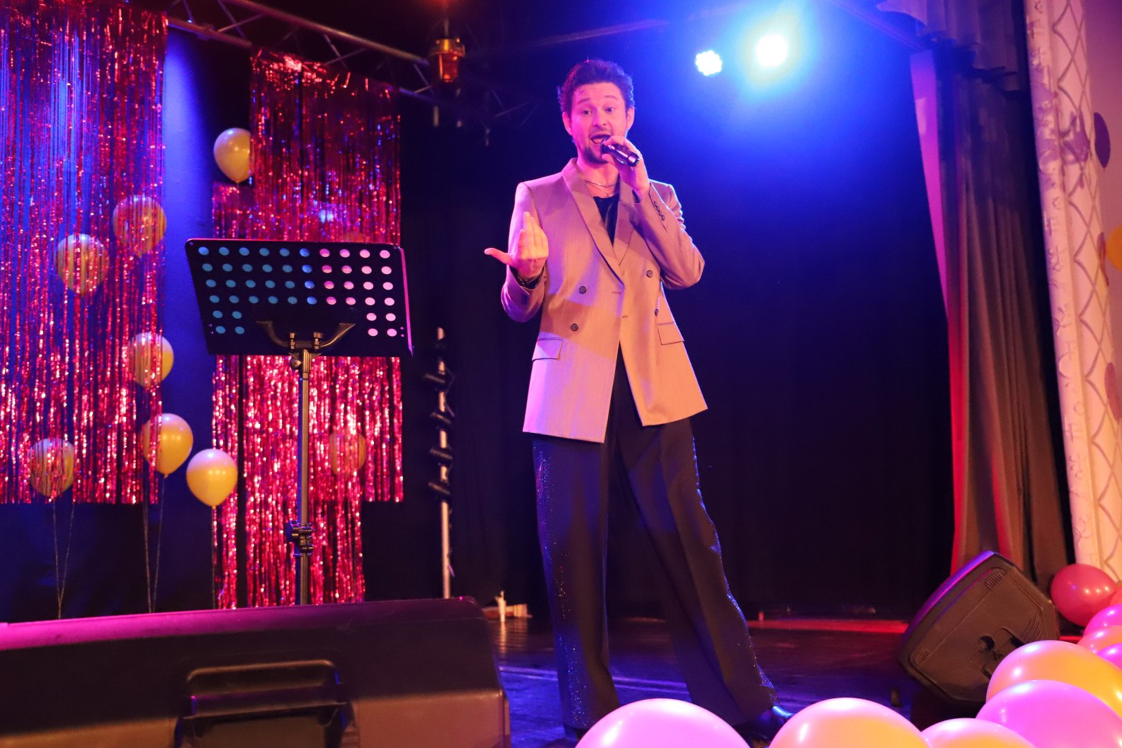 Эльдар Гасымов, свободно владея немецким языком, покорил Мюнхен (ВИДЕО, ФОТО)