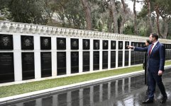 Вице-президент США посетил Аллею шехидов в Баку (ФOTO)