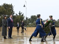 Вице-президент США посетил Аллею шехидов в Баку (ФOTO)