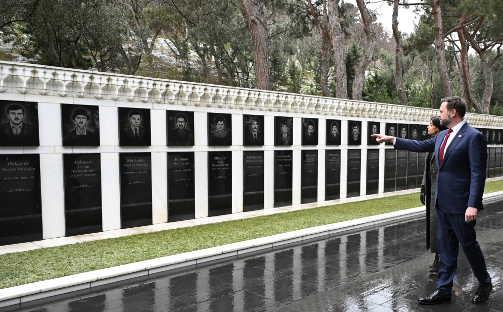 Вице-президент США посетил Аллею шехидов в Баку (ФOTO)