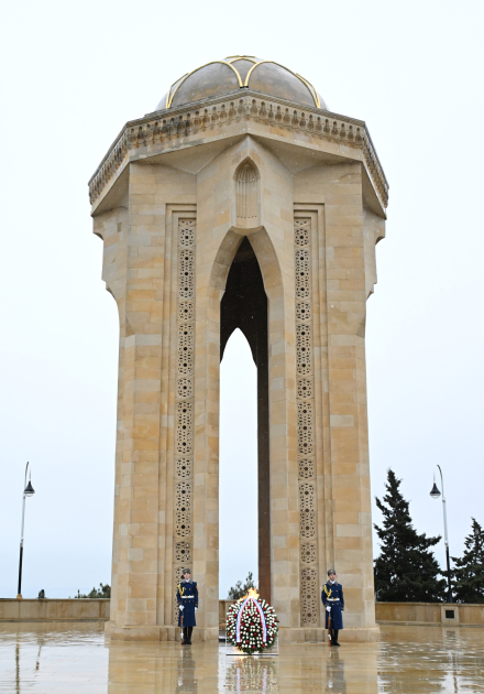 Вице-президент США посетил Аллею шехидов в Баку (ФOTO)