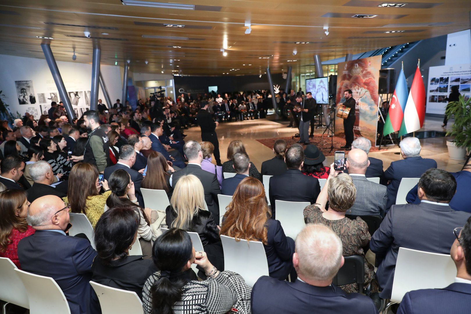 Венгерское искусство гобеленов в Баку – очарование великолепных пейзажей (ФОТО)