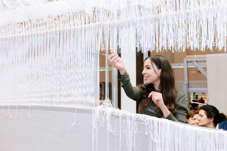 Вице-президент Фонда Гейдара Алиева Лейла Алиева приняла участие в церемонии срезки круглого ковра ручной работы для Шушинской мечети (ФОТО)