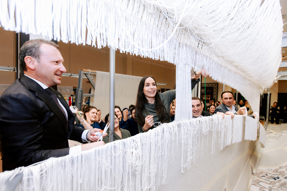 Вице-президент Фонда Гейдара Алиева Лейла Алиева приняла участие в церемонии срезки круглого ковра ручной работы для Шушинской мечети (ФОТО)