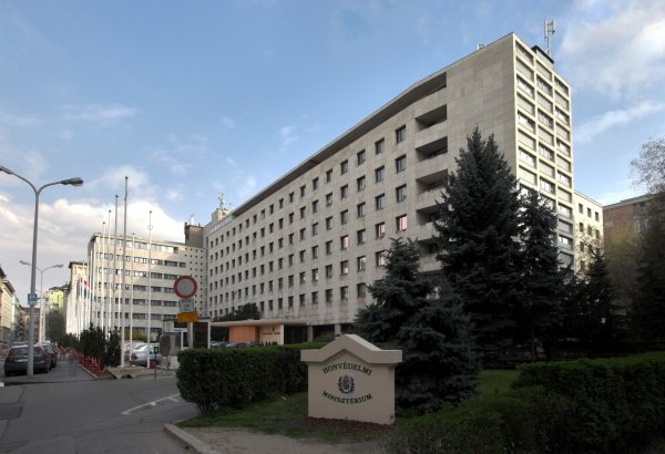 Только прагматичный подход позволит сохранить вовлеченность США в безопасность Европы - минобороны Венгрии (Эксклюзив)