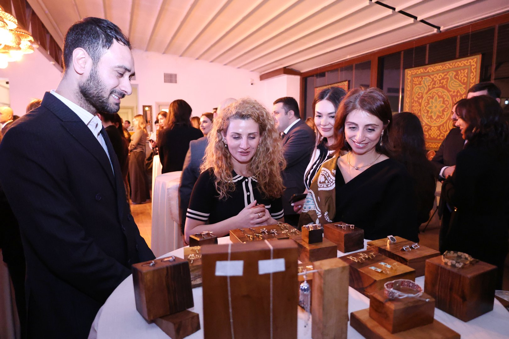 В Баку представлен проект "Дух Турана" – дефиле, ювелирное искусство, керамика… (ФОТО)