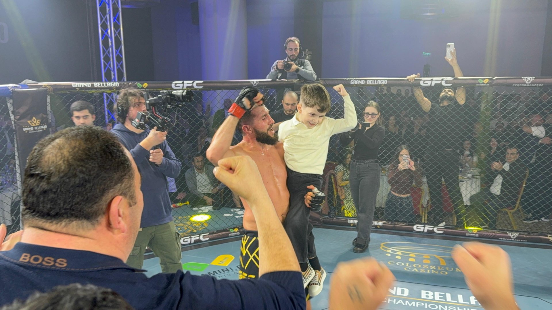 Азербайджанский "Профессор" одержал третью подряд победу в ММА на международном турнире в Батуми (ФОТО)