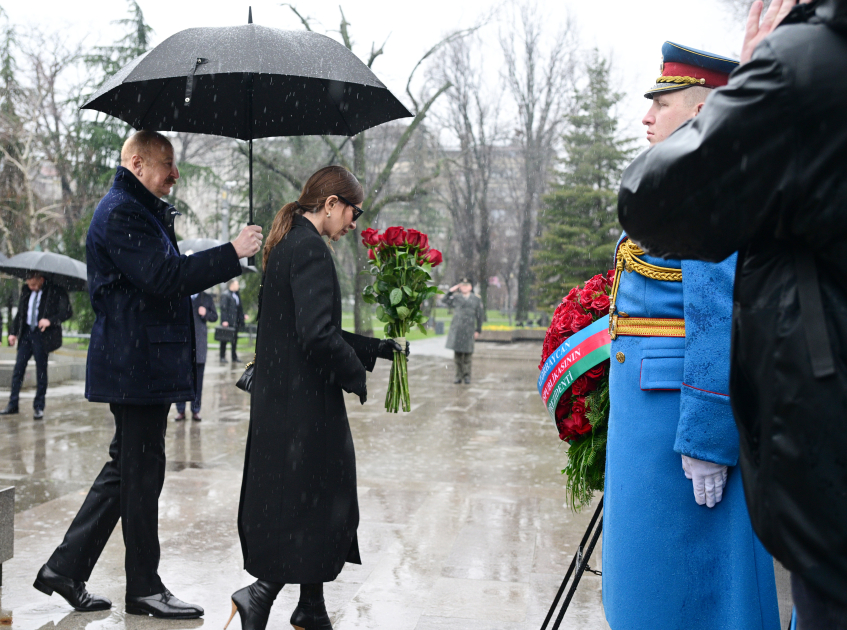 Президент Ильхам Алиев в Белграде посетил памятники Общенациональному лидеру Гейдару Алиеву и выдающемуся сербскому писателю Милораду Павичу (ФОТО)