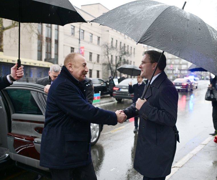 Президент Ильхам Алиев в Белграде посетил памятники Общенациональному лидеру Гейдару Алиеву и выдающемуся сербскому писателю Милораду Павичу (ФОТО)