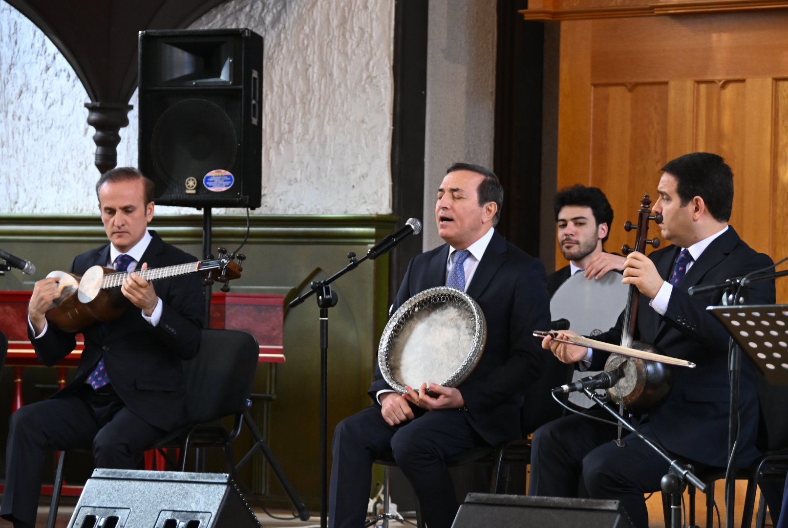 Азербайджанские красавицы вдохновляют древним музыкальным искусством (ФОТО)