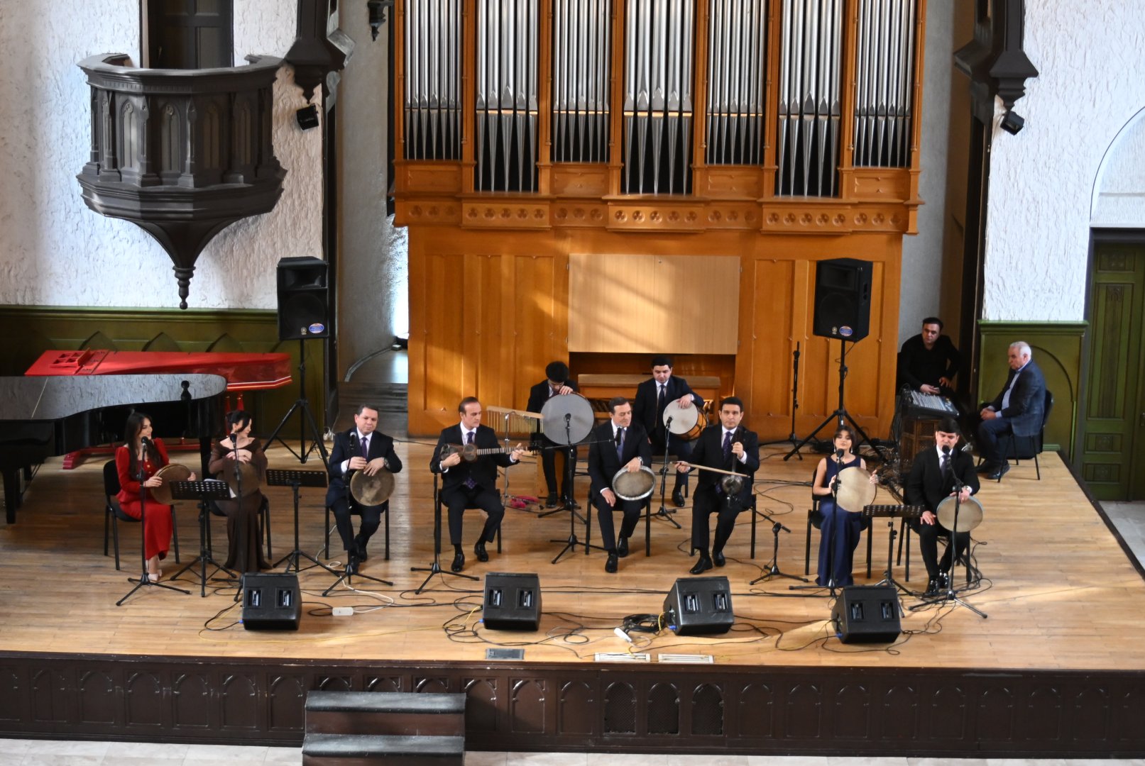 Азербайджанские красавицы вдохновляют древним музыкальным искусством (ФОТО)