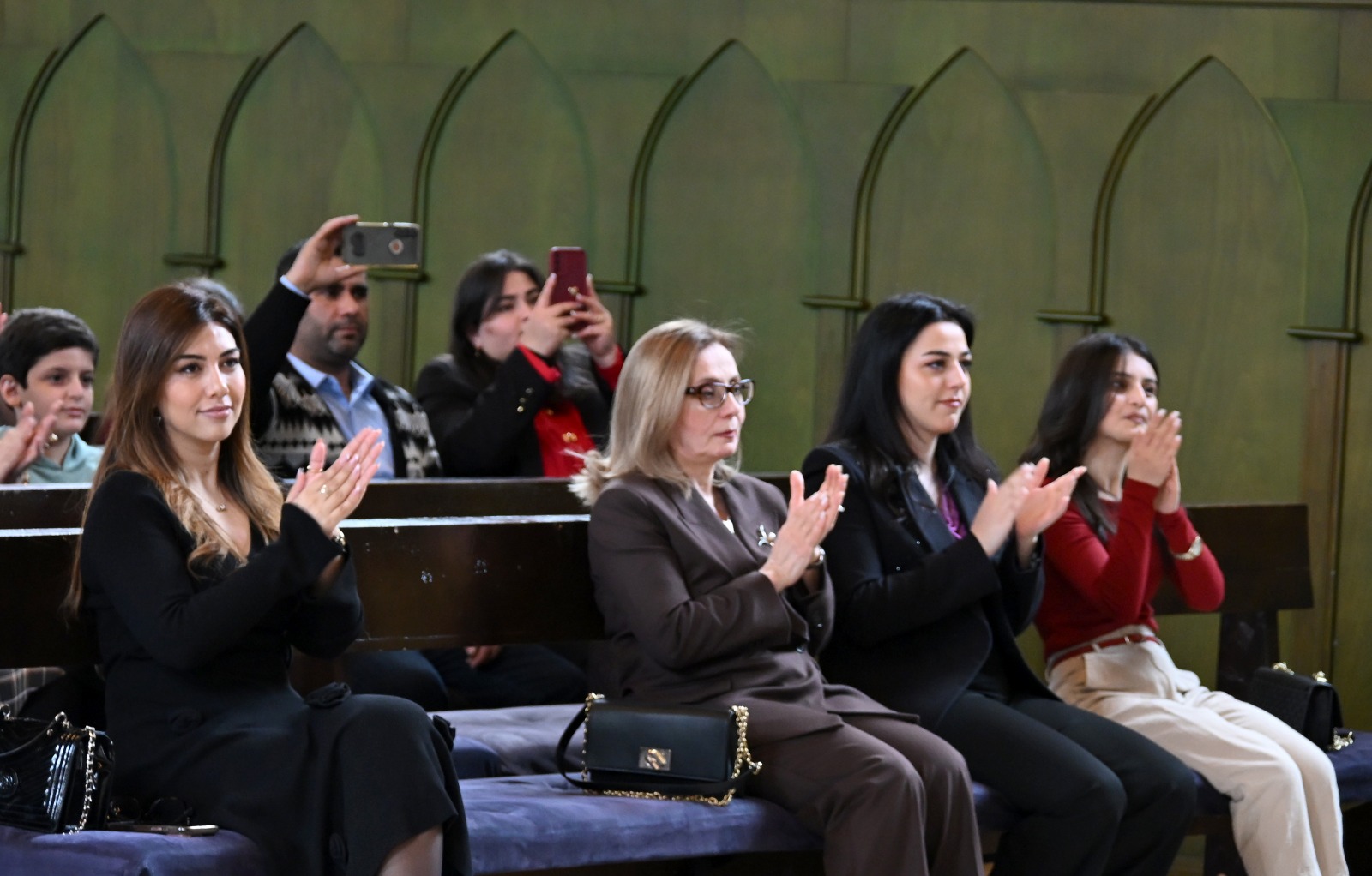 Азербайджанские красавицы вдохновляют древним музыкальным искусством (ФОТО)