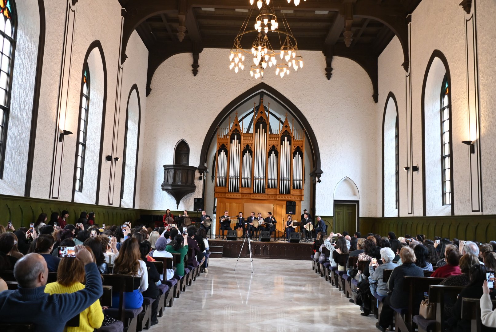 Азербайджанские красавицы вдохновляют древним музыкальным искусством (ФОТО)