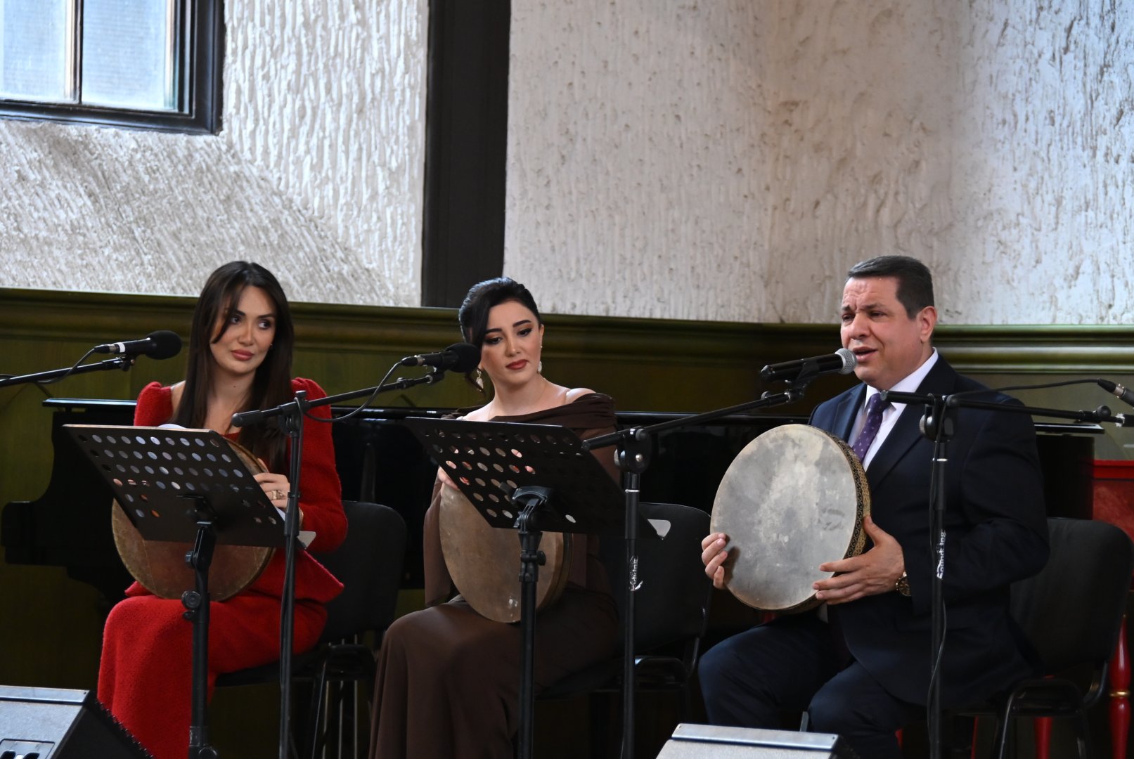 Азербайджанские красавицы вдохновляют древним музыкальным искусством (ФОТО)