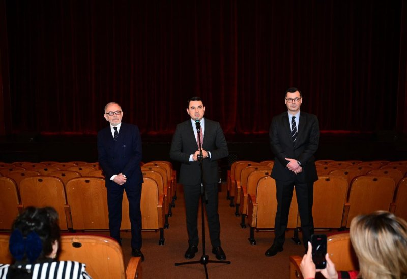 Новый директор Азербайджанского русского драмтеатра представлен коллективу (ФОТО)