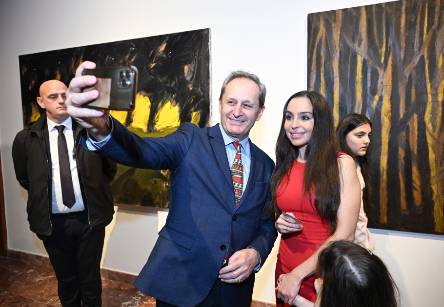 Лейла Алиева и Арзу Алиева приняли участие в открытии выставки MAMA «Мать-природа» в Тиране (ФОТО)