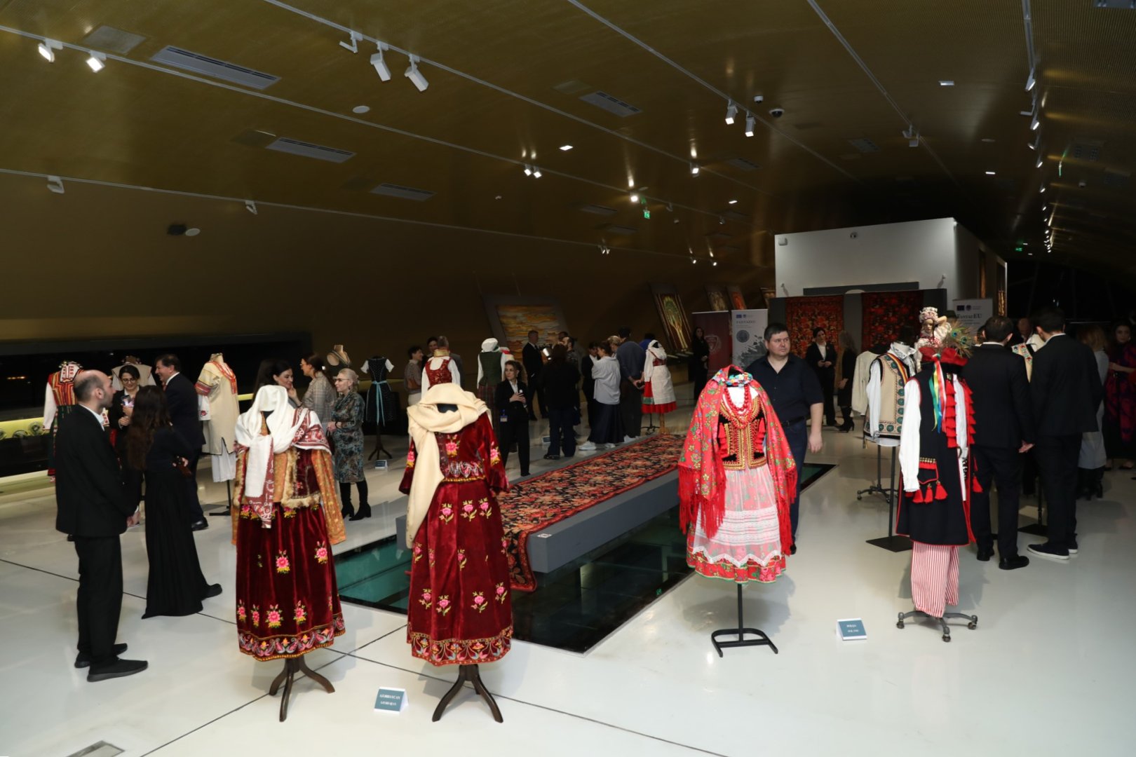 В Баку расцвёл модный сад - стильная визуализация истории народов (ФОТО)