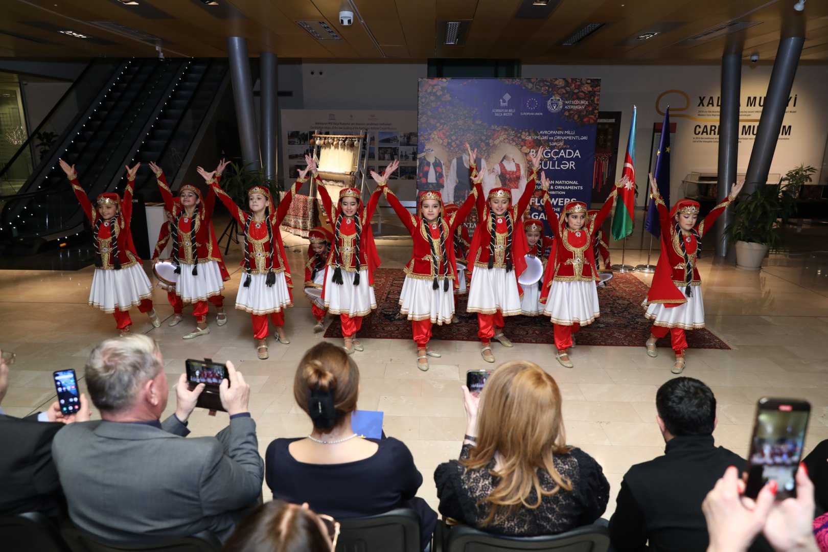 В Баку расцвёл модный сад - стильная визуализация истории народов (ФОТО)
