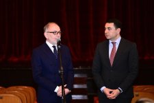 Новый директор Азербайджанского русского драмтеатра представлен коллективу (ФОТО)