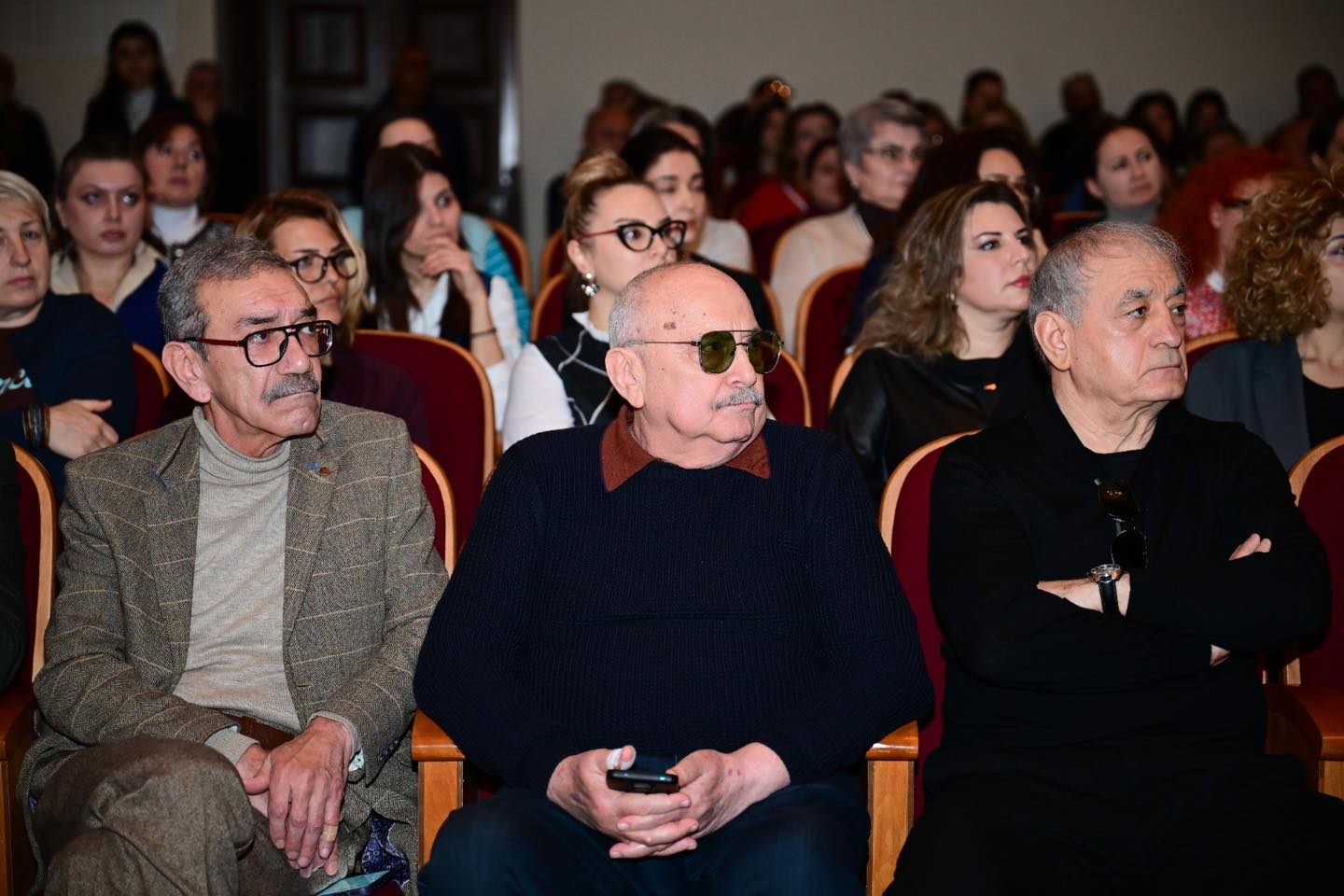 Новый директор Азербайджанского русского драмтеатра представлен коллективу (ФОТО)