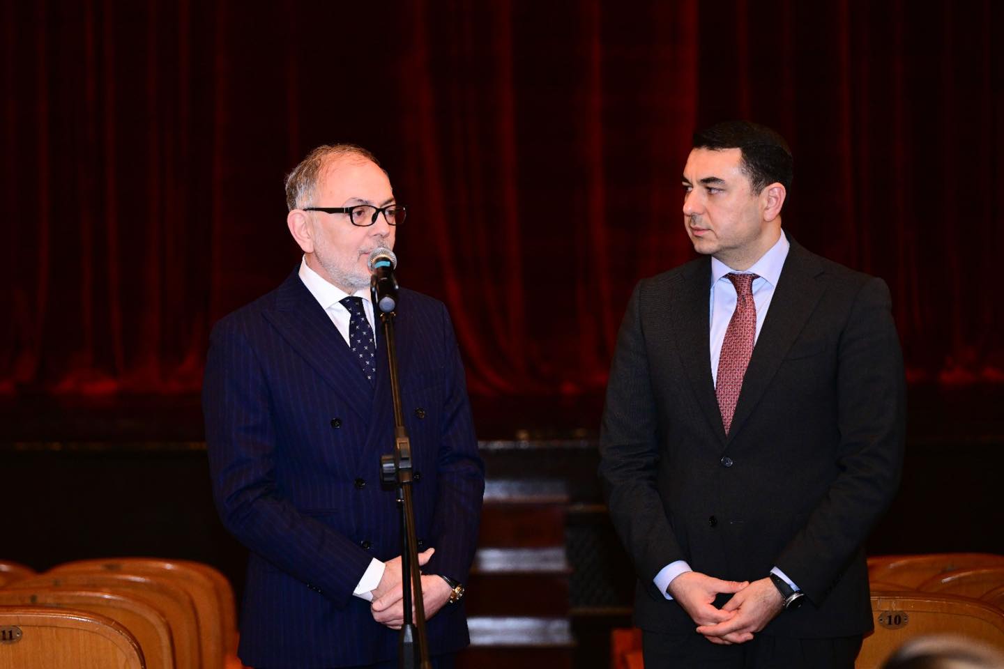 Новый директор Азербайджанского русского драмтеатра представлен коллективу (ФОТО)