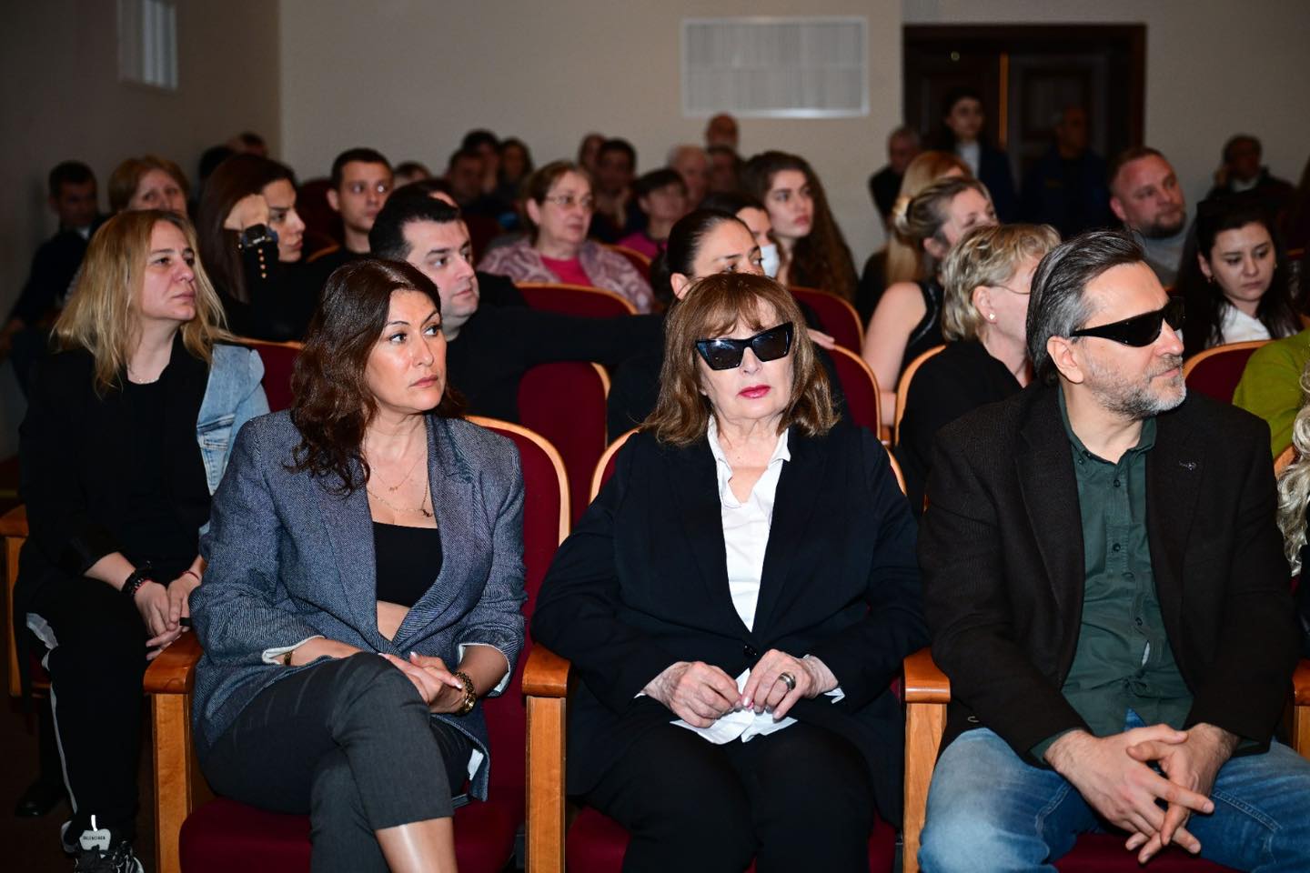 Новый директор Азербайджанского русского драмтеатра представлен коллективу (ФОТО)