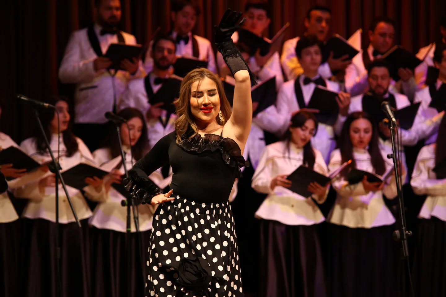 Костюмы и бутафория, сценки и хореографические этюды из азербайджанского кино (ФОТО)